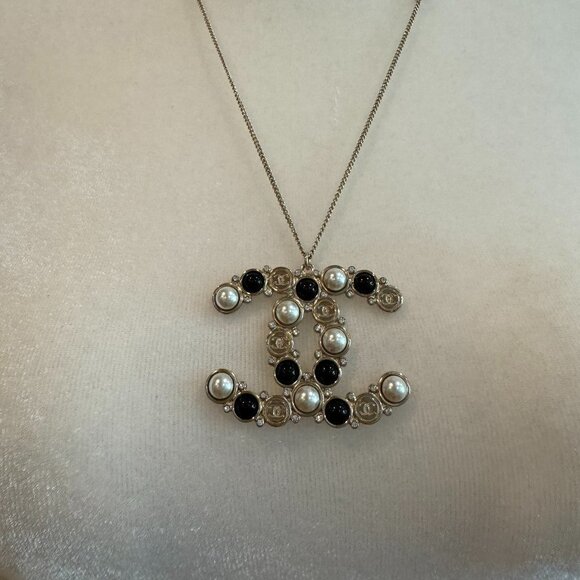 CHANEL PENDANT NECKLACE - Picture 3 of 5